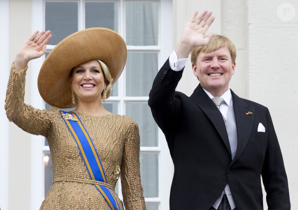 Célébrations du Prinsjesdag, le 17 septembre 2013 à La Haye. Le roi Willem-Alexander des Pays-Bas, entouré de son épouse la reine Maxima, de son frère le prince Constantijn et de sa belle-soeur la princesse Laurentien, accomplissait pour la première fois au Binnenhof, sur le Trône de la Salle des Chevaliers, le rituel marquant l'ouverture de l'année politique, avant de rallier le palais Noordeinde pour saluer la foule de ses sujets.