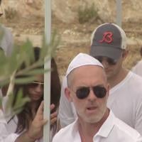 Mila Kunis en pleurs et Ashton Kutcher aux obsèques d'un leader de la Kabbale