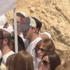 Mila Kunis et Ashton Kutcher aux obsèques du rabbin Philip Berg, fondateur du centre de la Kabbale de L.A., à Safed le 18 septembre 2013.