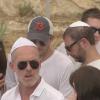 Ashton Kutcher et Mila Kunis aux obsèques du rabbin Philip Berg, fondateur du centre de la Kabbale de Los Angeles, à Safed le 18 septembre 2013.