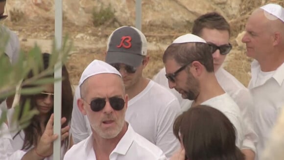 Ashton Kutcher et Mila Kunis aux obsèques du rabbin Philip Berg, fondateur du centre de la Kabbale de Los Angeles, à Safed le 18 septembre 2013.