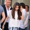 Selena Gomez, entièrement vêtue en River Island avec une chemise blanche à l'allure décontractée, quitte la station de radio NRJ. Paris, le 5 septembre 2013.
