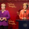 La nouvelle statue d'Angela Merkel (à gauche) a trouvé sa place à côté d'une ancienne datant de 2005 au musée Madame Tussauds. Berlin, le 19 septembre 2013.