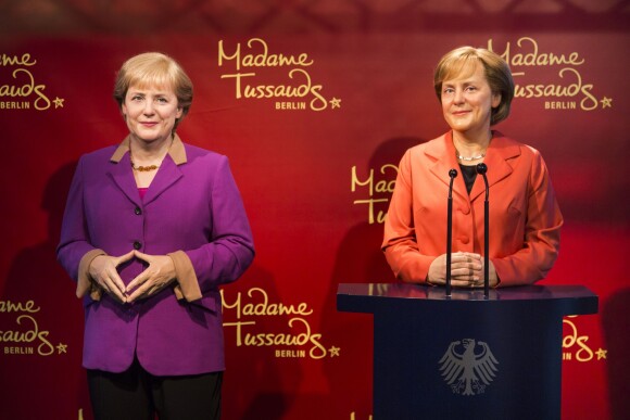 La nouvelle statue d'Angela Merkel (à gauche) a trouvé sa place à côté d'une ancienne datant de 2005 au musée Madame Tussauds. Berlin, le 19 septembre 2013.