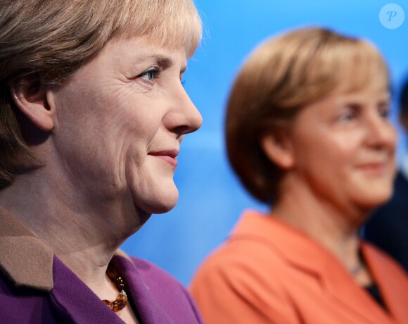 La nouvelle statue d'Angela Merkel (à gauche) a trouvé sa place à côté d'une ancienne datant de 2005 au musée Madame Tussauds à Berlin, le 19 septembre 2013.