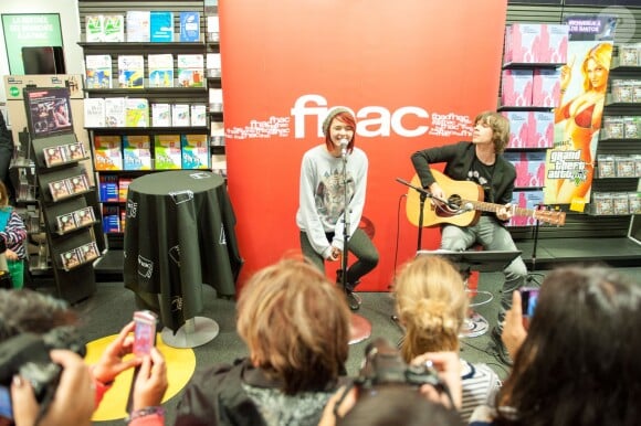 La gagnante de Nouvelle Star Sophie-Tith lors de son showcase à la FNAC à Annemasse, dans le sud de la France, le 18 septembre 2013