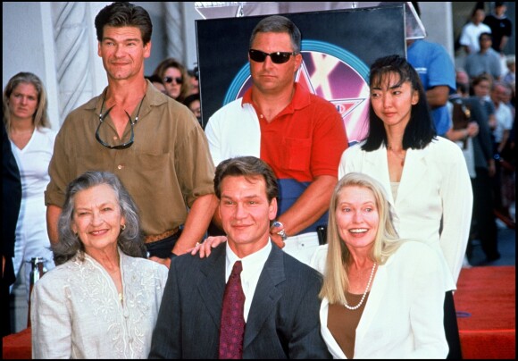 Patrick Swayze aux côtés de sa maman décédée à l'âge de 86 ans, Patsy, ainsi que sa famille et sa femme Lisa Niemi, à Los Angeles le 20 août 1997.