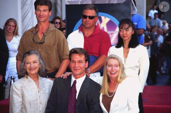 Patrick Swayze sur le Walk of Fame, entouré de sa mère et de sa femme, à Los Angeles le 20 août 1997.
