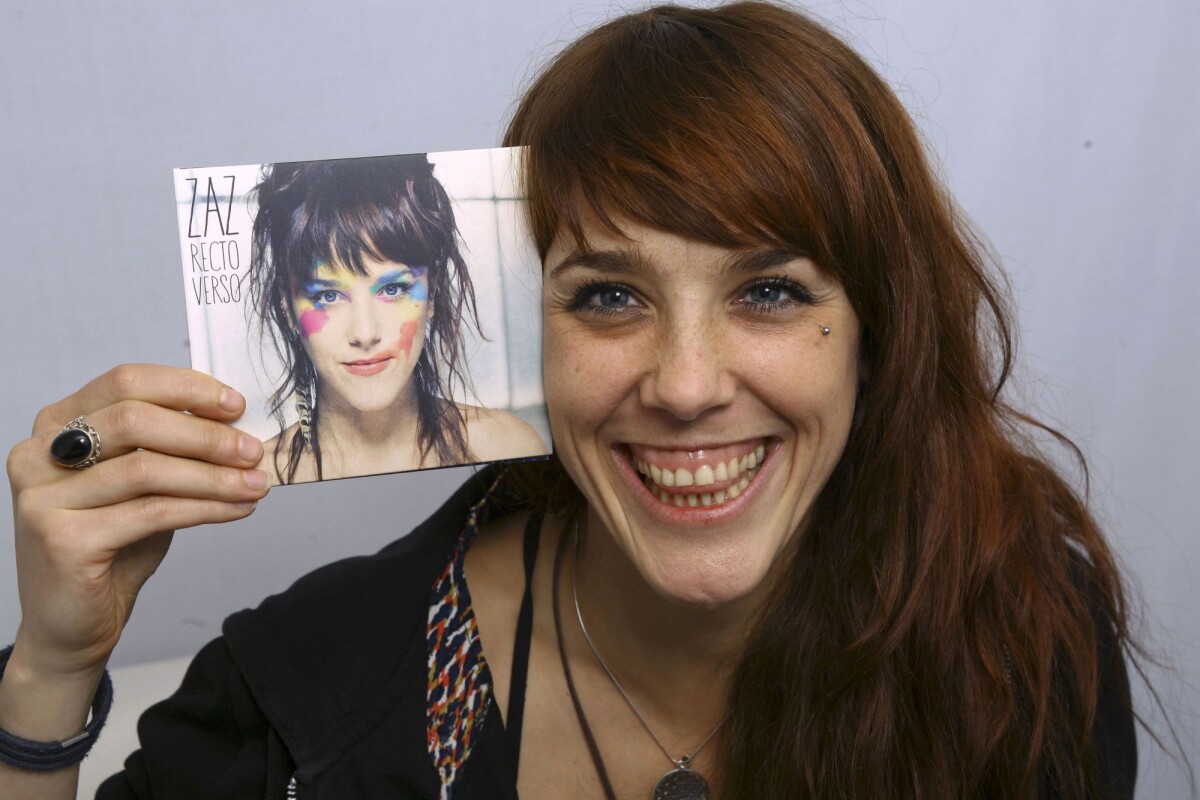 Photo Zaz prenant la pose avec un exemplaire de son deuxième album