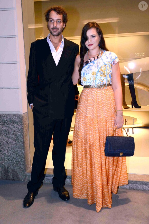 Teresa Missoni, en charmante compagnie, assistent à la soirée d'ouverture de la boutique Stuart Weitzman à Milan,le 19 septembre 2013.