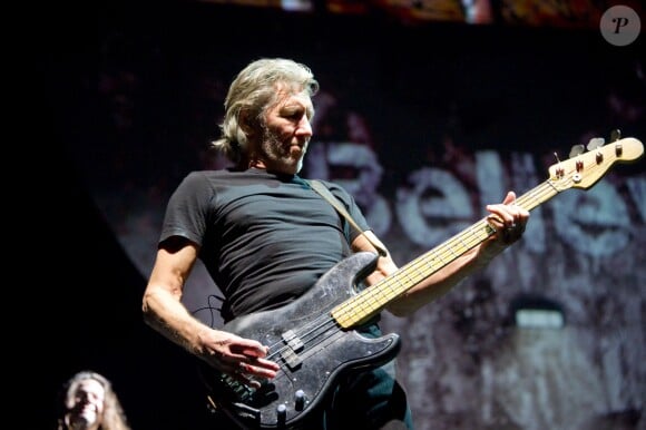 L'ex-Pink Floyd Roger Waters reconstruit "The Wall" lors d'un concert extraordinaire au Stade de France. Paris, le 21 septembre 2013.