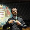Ringo Starr a reçu sa decoration de Commandeur des arts de des Lettres lors du vernissage de son exposition le 24 septembre 2013 à Monaco.