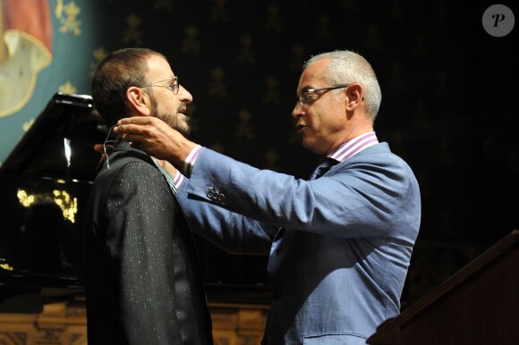 Ringo Starr a reçu sa decoration de Commandeur des arts de des Lettres des mains de l'ambassadeur de France à Monaco lors du vernissage de son exposition le 24 septembre 2013
