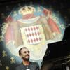 Ringo Starr reçoit sa decoration de Commandeur des arts de des Lettres lors du vernissage de son exposition le 24 septembre 2013 à Monaco.