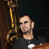Ringo Starr reçoit sa decoration de Commandeur des arts de des Lettres lors du vernissage de son exposition le 24 septembre 2013 à Monaco.