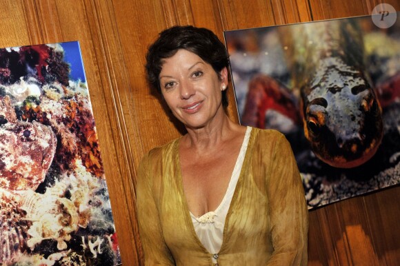 Sybille Szaggars Redford (femme de Robert Redford) pose devant ses tableaux lors du vernissage de l'exposition Passion / Ocean le 24 septembre 2013 à Monaco.