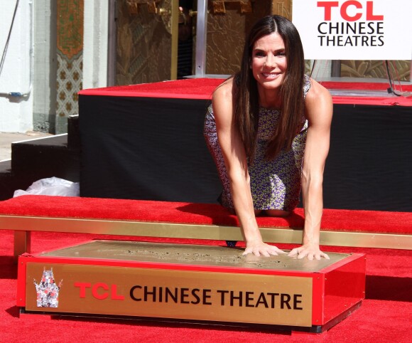 Sandra Bullock laisse ses traces lors de la cérémonie des empreintes au TCL Chinese Theatre à Hollywood, le 25 septembre 2013.