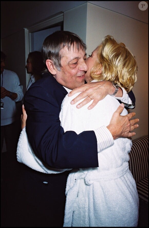 Sylvie Vartan et son frère Eddy, dans une loge de l'Olympia de Paris, le 28 octobre 1999.