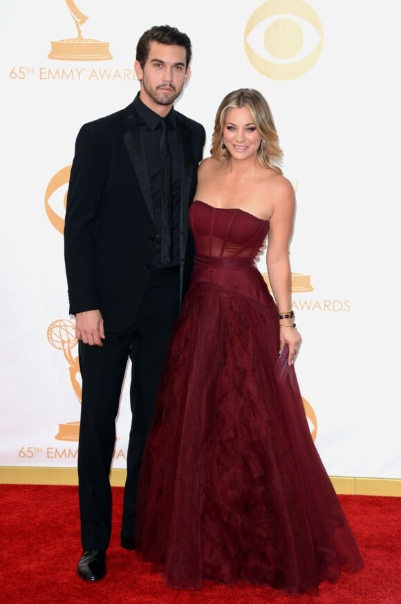 Ryan Sweeting et Kaley Cuoco lors des Emmy Awards à Los Angeles. Le 22 septembre 2013.