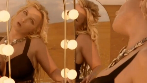 Britney Spears, fouet à la main, dévoile un extrait du clip de ''Work Bitch''