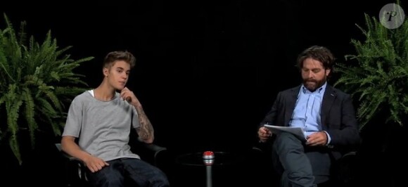 Zach Galifianakis et Justin Bieber dans Between Two Ferns.