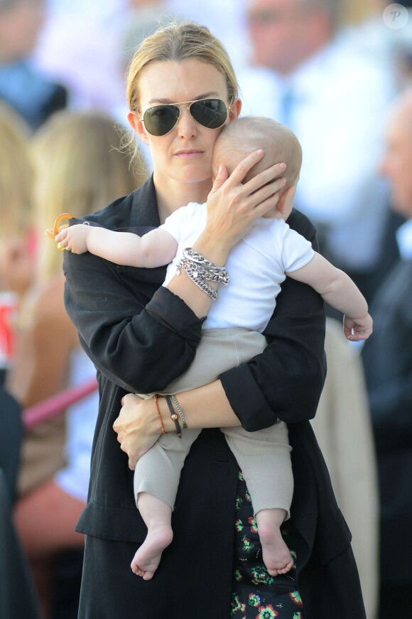 Marta Ortega, épouse de Sergio Alavrez Moya, et leur bébé Amancio Jr. âgé de 6 mois au Jumping de Barcelone le 26 septembre 2013.