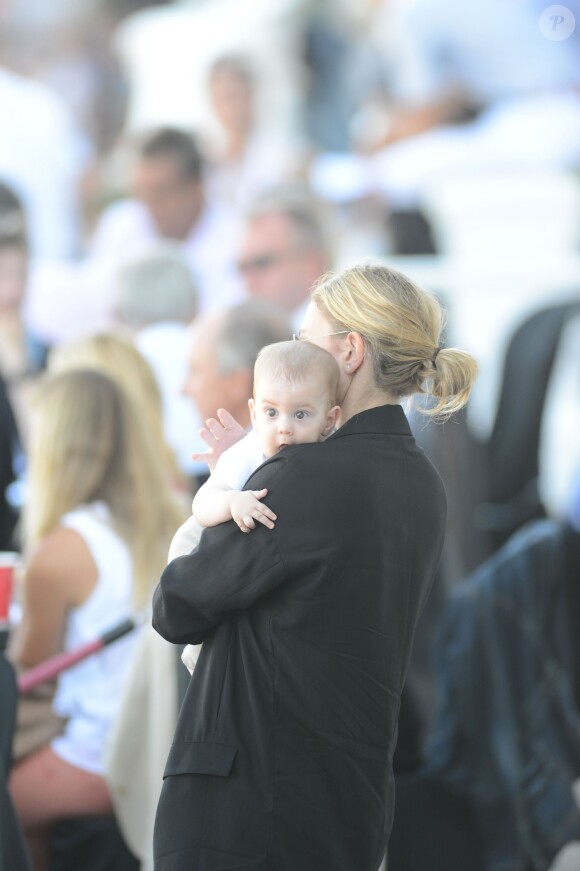 Marta Ortega, épouse de Sergio Alavrez Moya, et leur bébé Amancio Jr. âgé de 6 mois au Jumping de Barcelone le 26 septembre 2013.