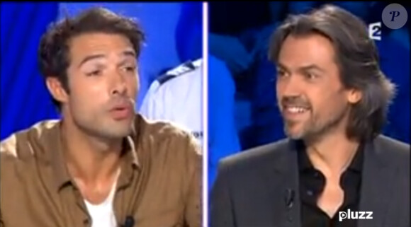 Nicolas Bedos lors de sa 2e chronique dans On n'est pas couché sur France 2, le samedi 28 septembre 2013. Il s'adresse à Aymeric Caron.