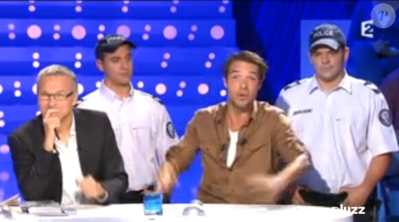 Nicolas Bedos lors de sa 2e chronique dans On n'est pas couché sur France 2, le samedi 28 septembre 2013.