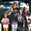 Johnny Hallyday et ses filles Jade et Joy font du shopping à Malibu, le 28 septembre 2013