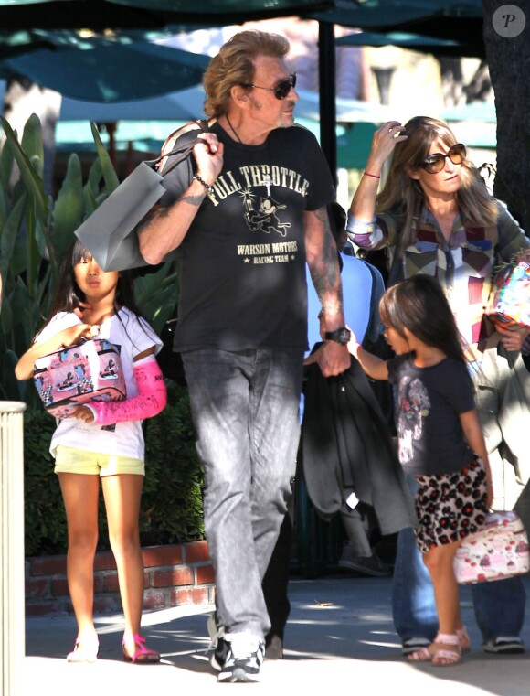 Johnny Hallyday et ses filles Jade et Joy font du shopping à Malibu, le 28 septembre 2013