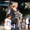 Laeticia Hallyday et ses filles Jade et Joy font du shopping à Malibu, le 28 septembre 2013