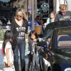Johnny Hallyday, sa femme Laeticia et leurs filles Jade et Joy font du shopping a Malibu, le 28 septembre 2013