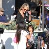 Laeticia Hallyday et ses filles Jade, blessée au bras gauche, et Joy font du shopping à Malibu, le 28 septembre 2013
