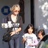 Laeticia Hallyday et ses filles Jade, blessée au bras gauche, et Joy font du shopping à Malibu, le 28 septembre 2013