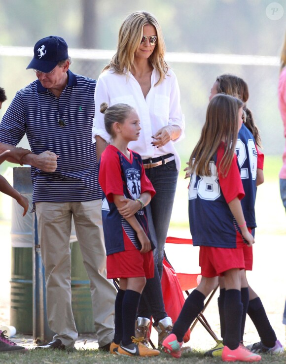 Heidi Klum regarde ses enfants Leni, Henry, Johan et Lou jouer au football en compagnie de son petit ami Martin Kristen a Los Angeles, le 29 septembre 2013.  Please hide children's face prior to the publication Heidi Klum and her boyfriend Martin Kristen watch her kids Leni, Henry, Johan and Lou play soccer in Los Angeles, California on September 29, 2013. Henry got a bloody nose during the match. After the game Heidi took the kids to a mall in Santa Monica.29/09/2013 - Los Angeles