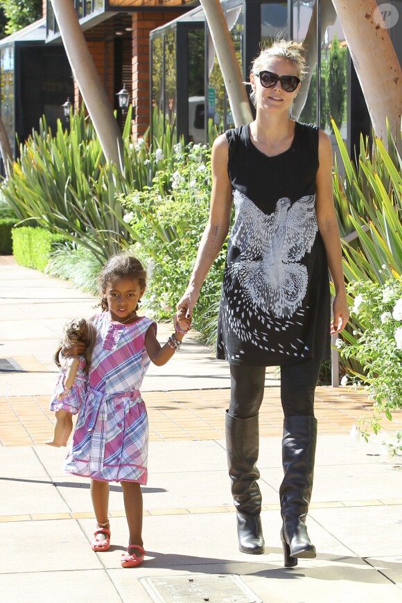 Heidi Klum, ses enfants et son petit ami Martin Kirsten son allés déjeuner aut Toscana Restaurant, Los Angeles, le 28 septembre 2013. Ici, Heidi et sa benjamine, Lou