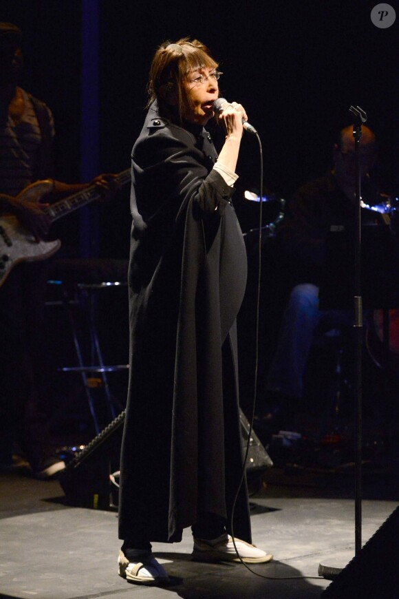 Brigitte Fontaine sur scène à Paris pour rendre hommage à Alain Bahsung, mars 2013.