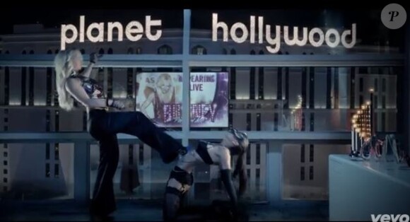 Britney Spears annonce son arrivée à Vegas, dans le clip de Work Bitch.