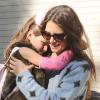 Katie Holmes accompagne sa fille Suri, qui a un plâtre rose au bras droit, à l'école à New York. Le 1er octobre 2013.