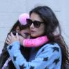 La jolie Katie Holmes accompagne sa fille Suri, qui a un plâtre rose au bras droit, à l'école à New York. Le 1er octobre 2013.