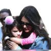 Katie Holmes accompagne sa fille Suri, qui a un plâtre rose au bras droit, à l'école à New York. Le 1er octobre 2013.