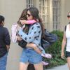 Katie Holmes accompagne sa fille Suri, qui a un plâtre rose au bras droit, à l'école à New York. Le 1er octobre 2013.