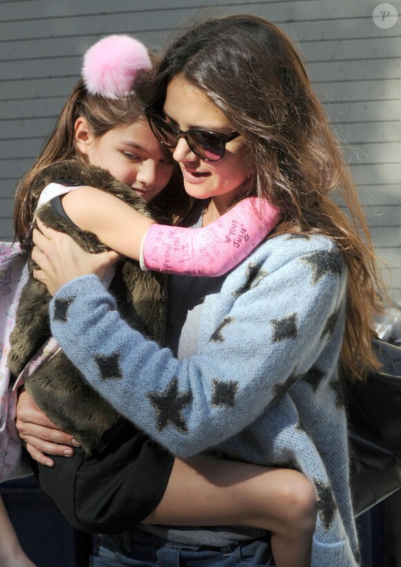 Katie Holmes accompagne sa fille Suri à l'école à New York. Le 1er octobre 2013.