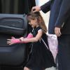 Suri Cruise, un plâtre rose au bras, à la sortie de son école à New York, le 30 septembre 2013.