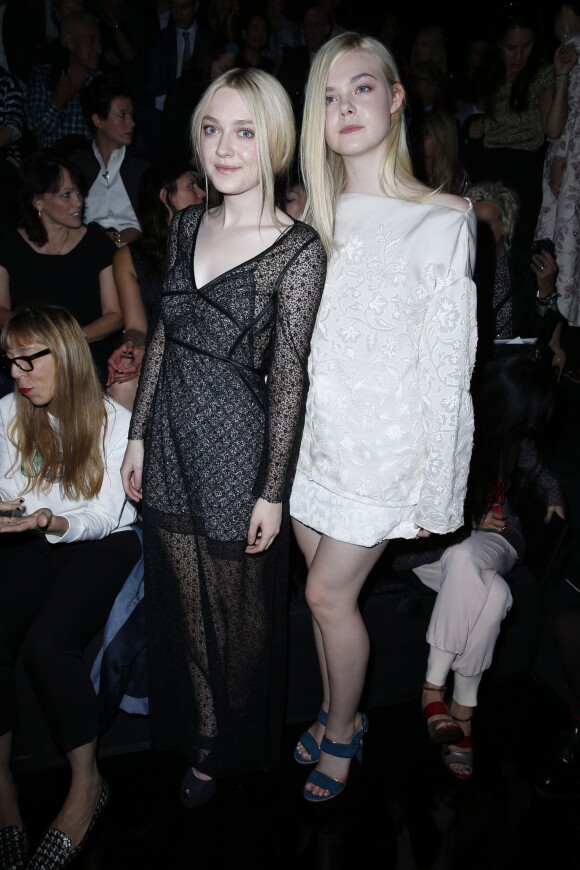 Dakota Fanning et sa soeur Elle Fanning assistent au défilé Louis Vuitton le 2 octobre 2013