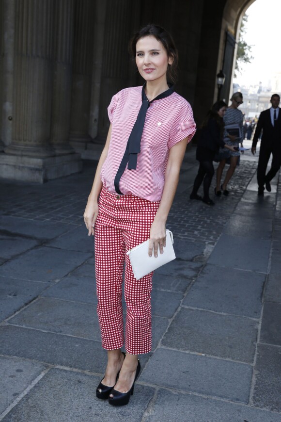 Virginie Ledoyen arrive au défilé Louis Vuitton le 2 octobre 2013