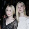 Dakota Fanning et sa soeur Elle Fanning assistent au défilé Louis Vuitton le 2 octobre 2013