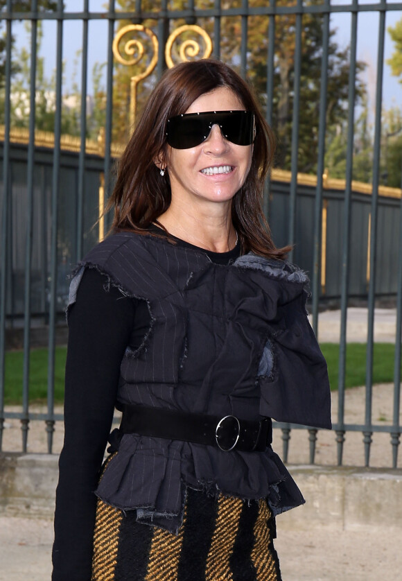 Carine Roitfeld arrive au défilé Louis Vuitton le 2 octobre 2013