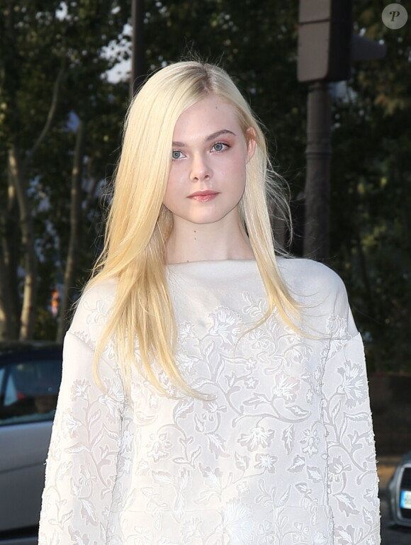Elle Fanning arrive au défilé Louis Vuitton le 2 octobre 2013